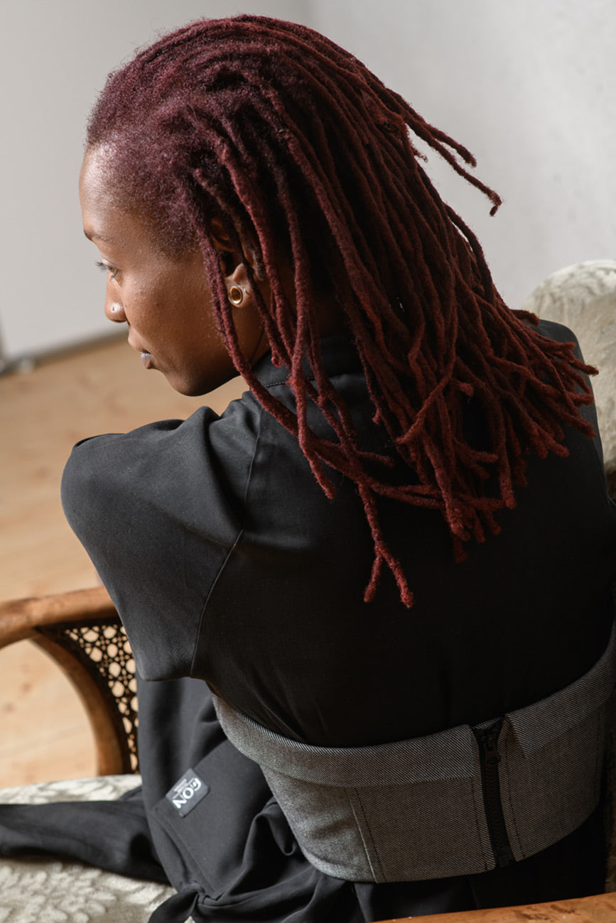 Nahaufnahme der Korsage von Claire Common von hinten. Der Reißverschluss auf der Rückenseite ist am Model zu sehen, das fotografiert wurde.